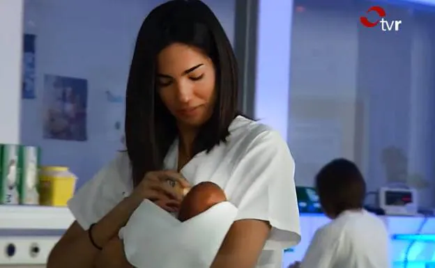 Imagen principal - Las enfermeras esmeran sus cuidados con los bebés. Yolanda Ruiz, jefa del departamento de Pediatría del San Pedro. 