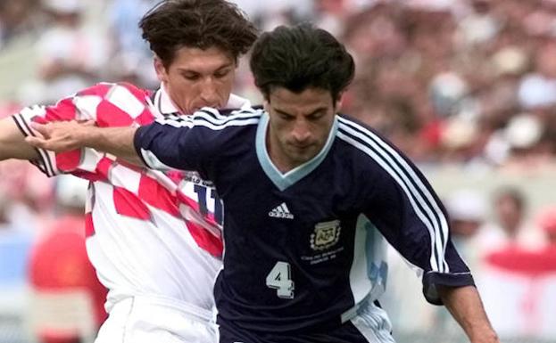 El croata Silvio Maric y el argentino Héctor Pineda, durante el partido que disputaron sus selecciones en el Mundial de Francia. 