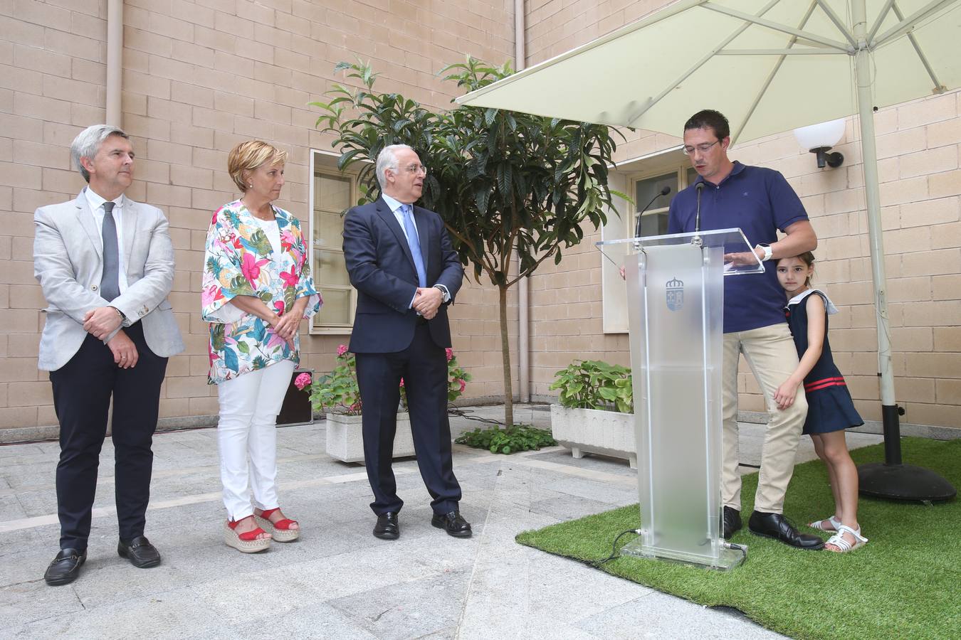 El presidente del Gobierno de La Rioja, José Ignacio Ceniceros, entregó los premios a los ganadores del primer concurso de relato corto sobre el patrimonio cultural riojano «La Rioja en pocas palabras»