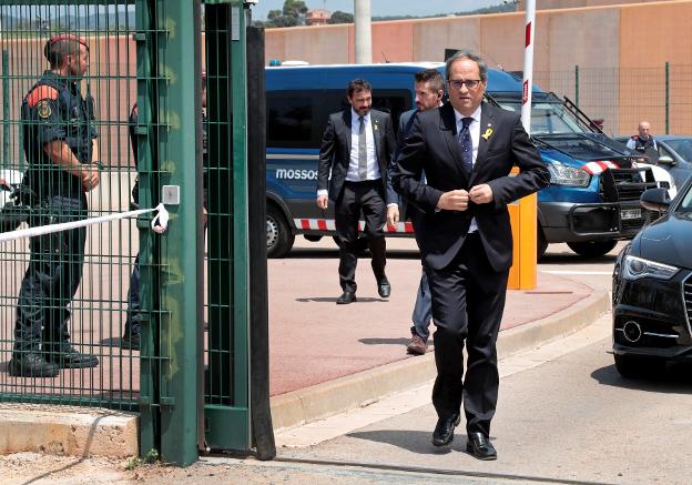 Torra sale ayer de la cárcel tras visitar a Turull, Rull y Forn. :: s. sáez / efe