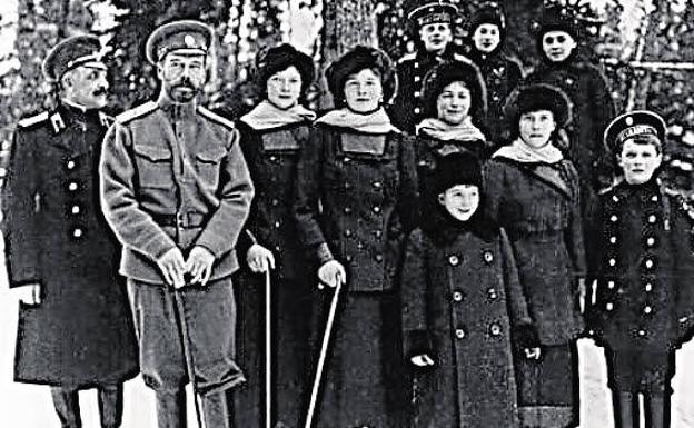 El derrocado zar Nicolás II y su familia, prisioneros en Ekaterimburgo, donde todos serían asesinados.