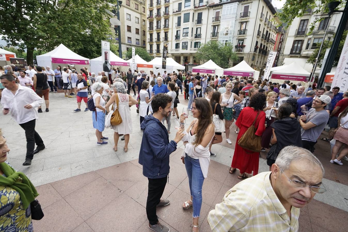 Centenares de personas probaron los vinos de Rioja en San Sebastián.