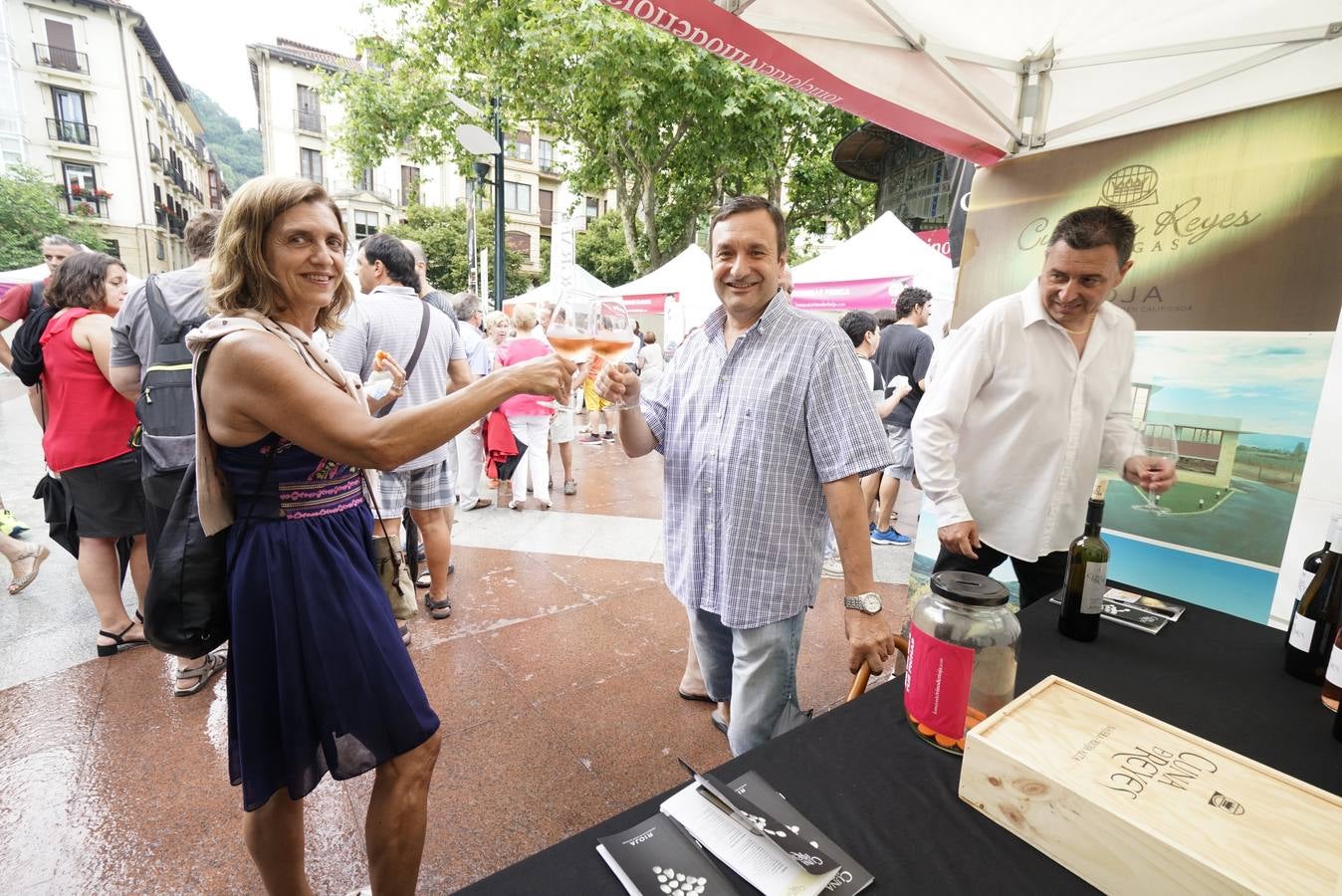 Centenares de personas probaron los vinos de Rioja en San Sebastián.