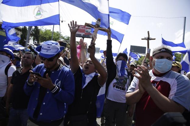 Familiares de los universitarios festejan su salida, ayer, ante la iglesia de la Divina Misericordia de Managua. :: efe