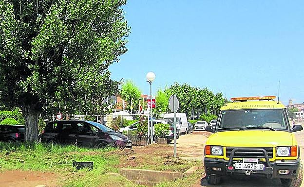 Acequias llenas de barro junto al camping de Navarrete. 