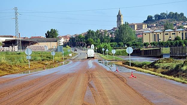 La carretera de acceso a Navarrete mostraba ayer rastros de tierra y encharcamientos dejados por la tormenta. 