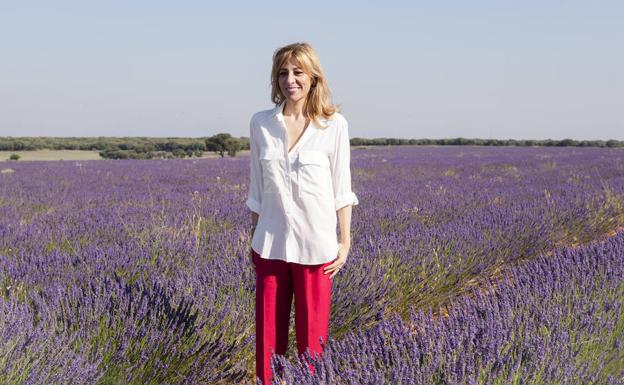 Reyes Monforte posa en un campo de lavanda de Brihuega (Guadalajara) durante la presentación de su última novela.