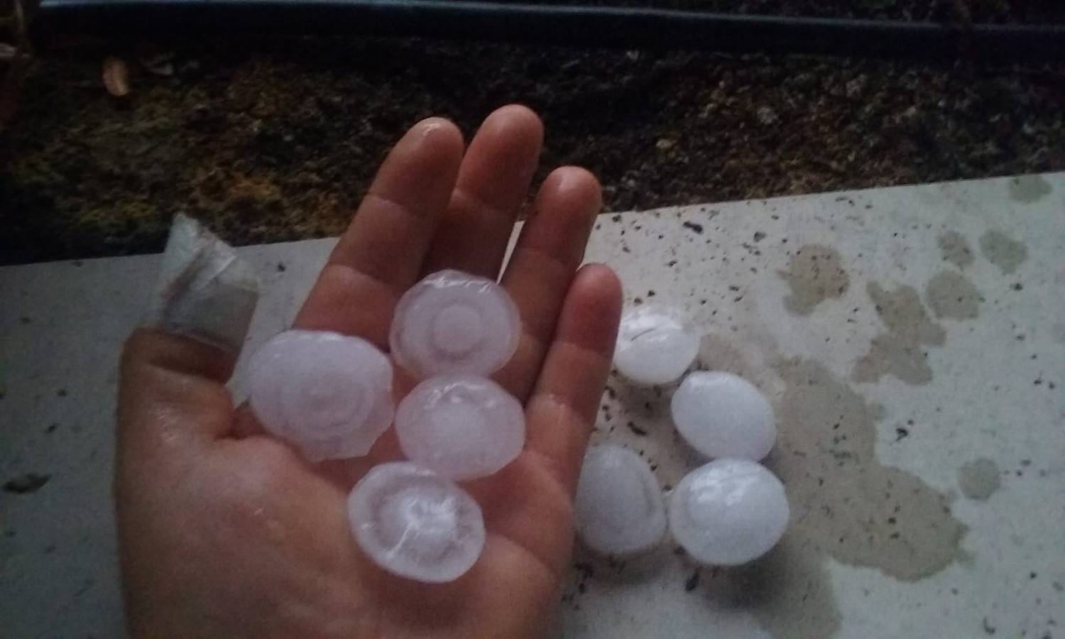 Han sido varios minutos en los que el granizo ha caído con fuerza provocando graves daños e inundaciones.