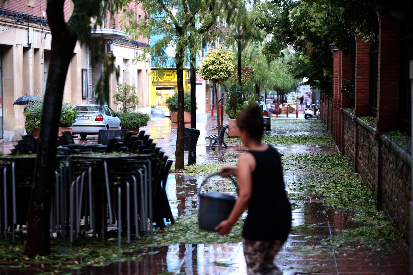 Calles inundadas y muchos destrozos en Logroño tras la tormenta.