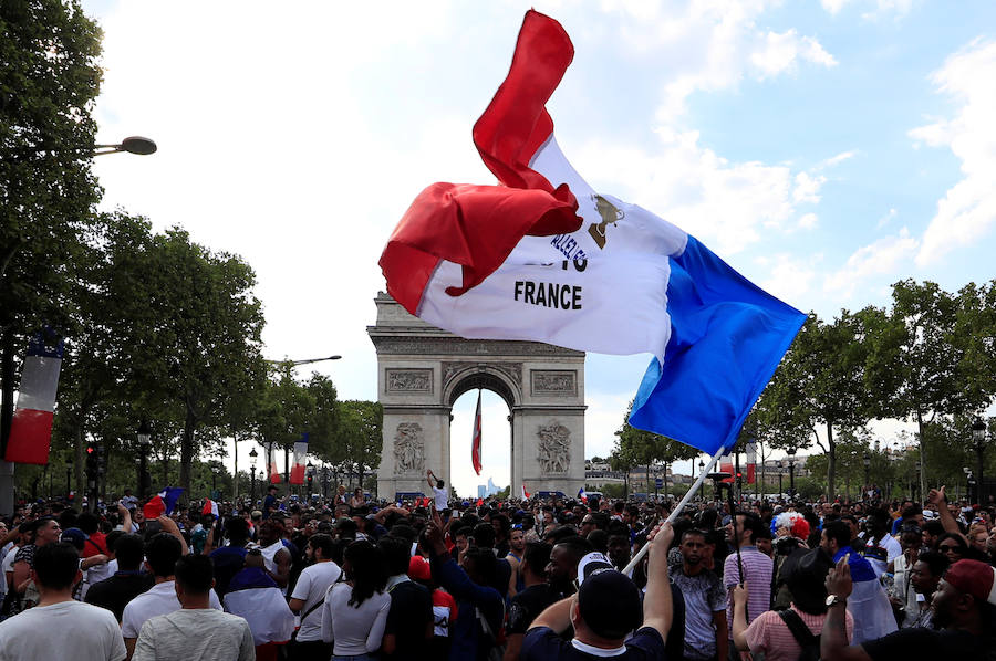 Los franceses se han echado a las calles de París apra celebrar el Mundial que ha ganado su selección en rusia.