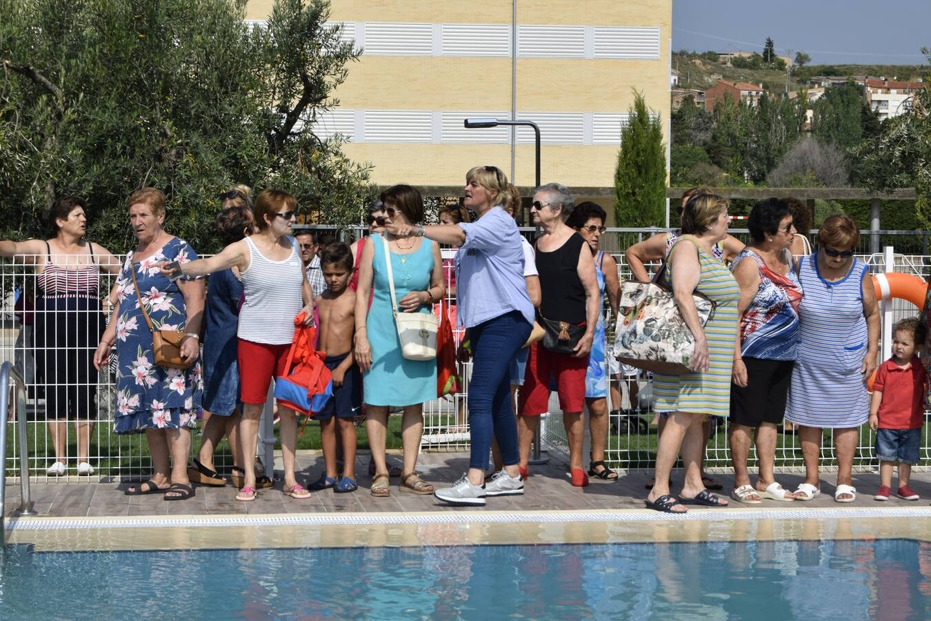 Inauguración de las piscinas municipales, elección de corporación infantil y catones y capea en la plaza de toros portátil. Son fotos de diferentes días