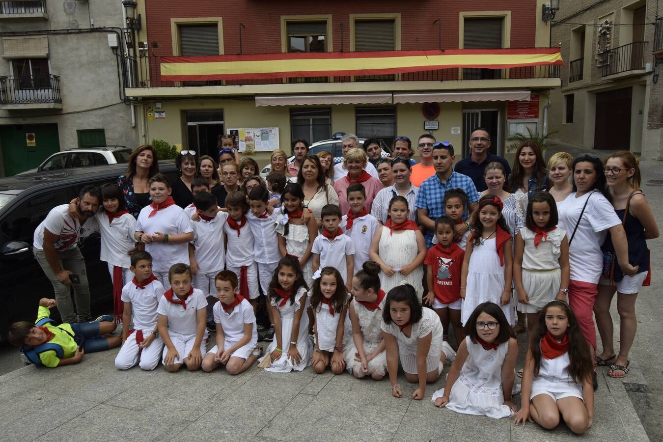 Inauguración de las piscinas municipales, elección de corporación infantil y catones y capea en la plaza de toros portátil. Son fotos de diferentes días