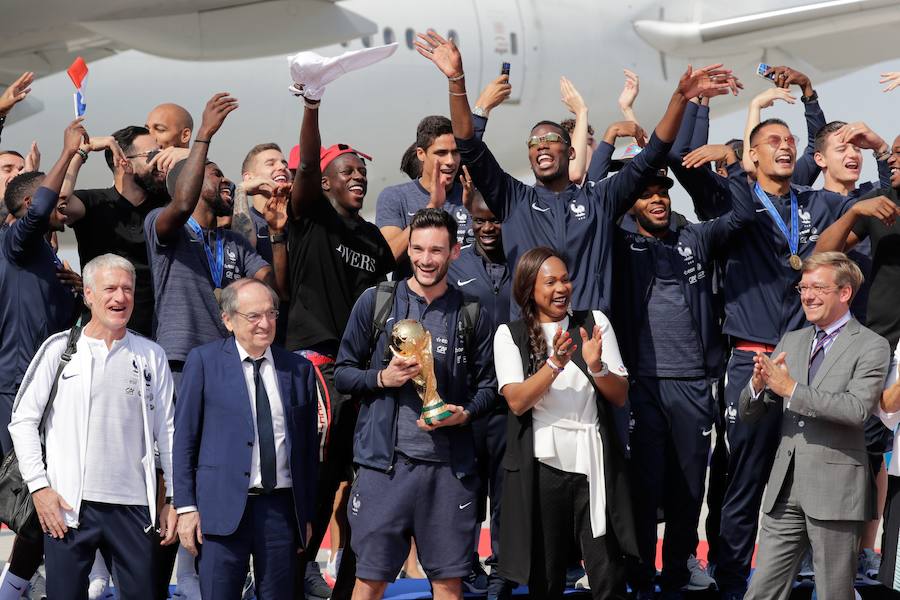 Los 'bleus' entregaron la Copa del Mundo a la afición y celebraron su victoria por las calles de París y en el Palacio del Elíseo con el presidente Emmanuel Macron