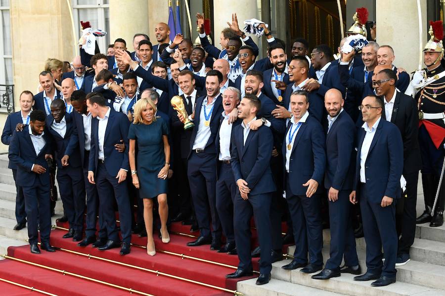 Los 'bleus' entregaron la Copa del Mundo a la afición y celebraron su victoria por las calles de París y en el Palacio del Elíseo con el presidente Emmanuel Macron