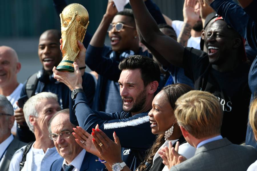 Los 'bleus' entregaron la Copa del Mundo a la afición y celebraron su victoria por las calles de París y en el Palacio del Elíseo con el presidente Emmanuel Macron