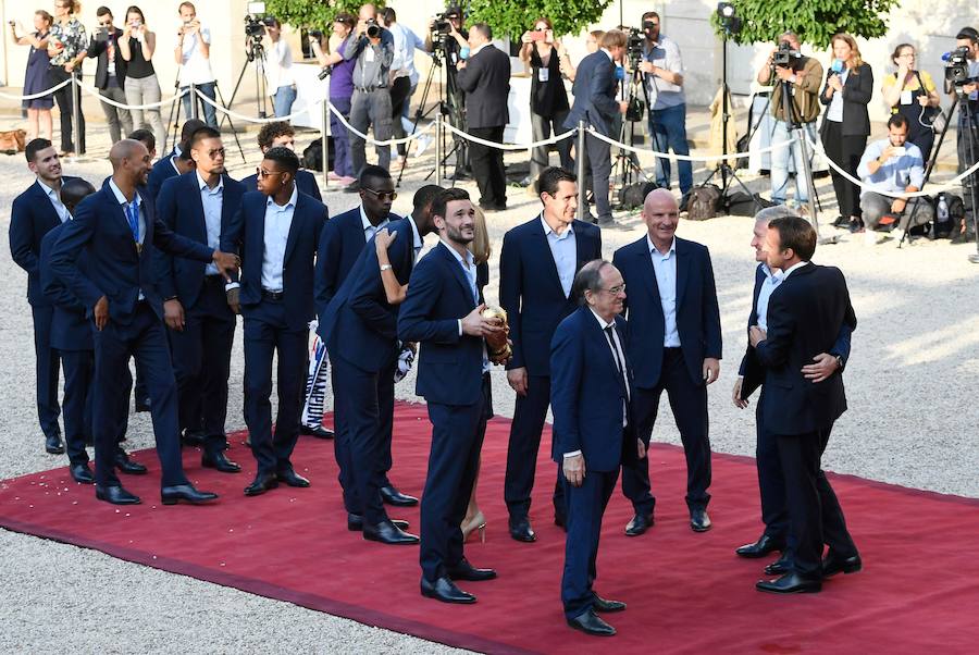 Los 'bleus' entregaron la Copa del Mundo a la afición y celebraron su victoria por las calles de París y en el Palacio del Elíseo con el presidente Emmanuel Macron