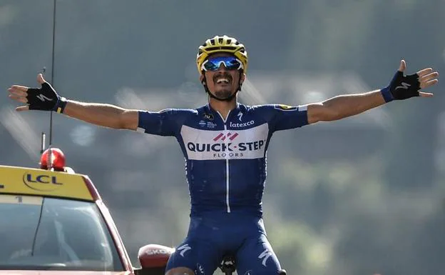 El francés Julian Alaphilippe entra victorioso en la meta. 