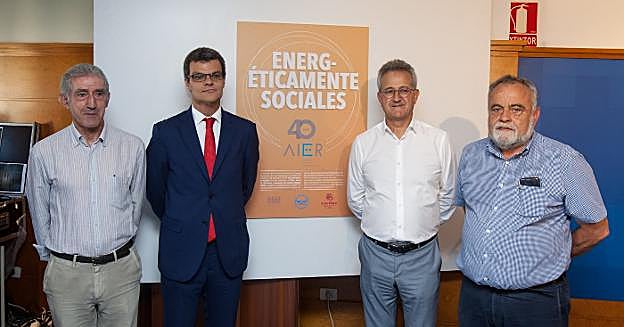 Los representantes frente al cartel conmemorativo. :: Díaz uriel