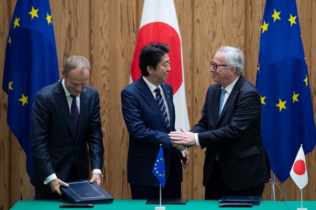 El primer ministro japonés, Shinzo Abe, junto al presidente de la Comisión, Jean-Claude Juncker, y el del Consejo de la UE, Donald Tusk. :: reuters