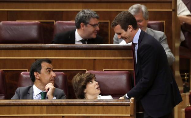 Casado y Sáenz de Santamaría conversan ayer en el Congreso. :: Kiko Huesca / efe