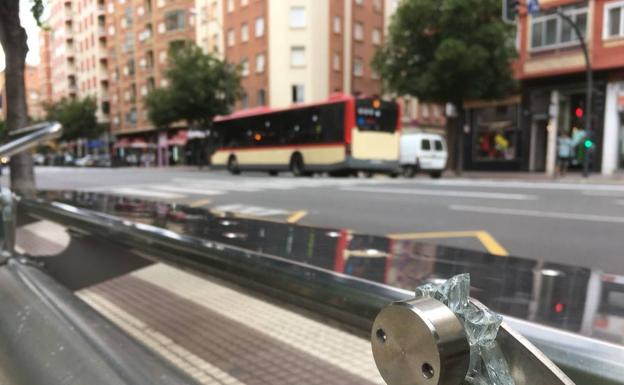 Marquesina rota frente al 69 de Avenida de la Paz