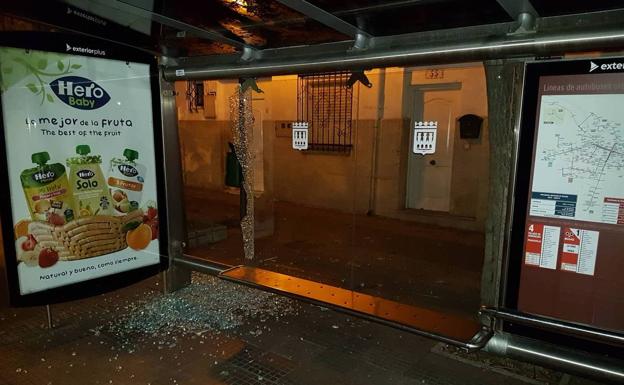Decenas de marquesinas de Logroño amanecen con los cristales rotos