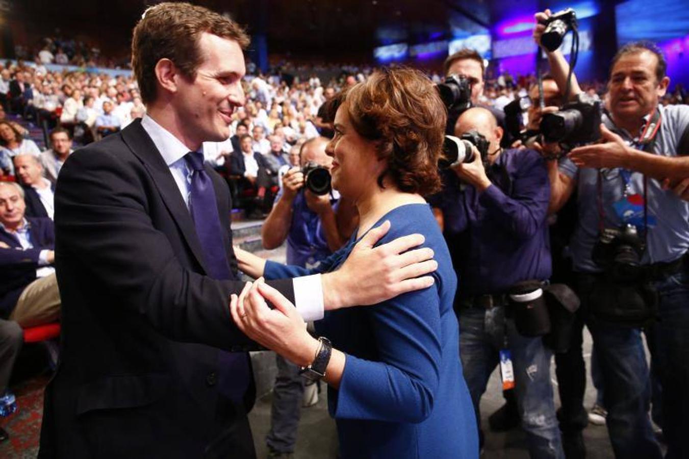 La secretaria general del PP, María Dolores de Cospedal, se ha despedido hoy del cargo que ha ocupado durante diez años entregando el testigo a quien le suceda «con la conciencia tranquila, sin cuentas pendientes» y con su lealtad «intacta» al PP y al todavía presidente, Mariano Rajoy. Por su parte, el presidente del PP, Mariano Rajoy, ha asegurado , en la recta final del discurso de su despedida, que se va como líder, pero que eso no significa que abandone el partido. «Me aparto, pero no me voy», ha aseverado, tras puntualizar que espera que se interprete «bien» esta afirmación.