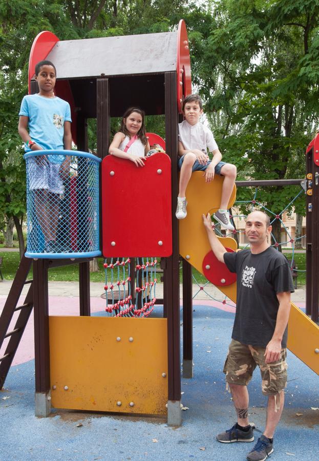 Brahim y su familia de acogida, Miren, Álex y José Antonio (de izquierda a derecha)