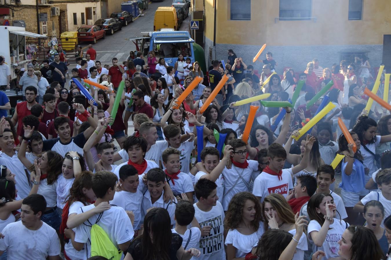 El comienzo de las fiestas de Santa Ana, en Cervera, tuvo ayer a los jóvenes como protagonistas.