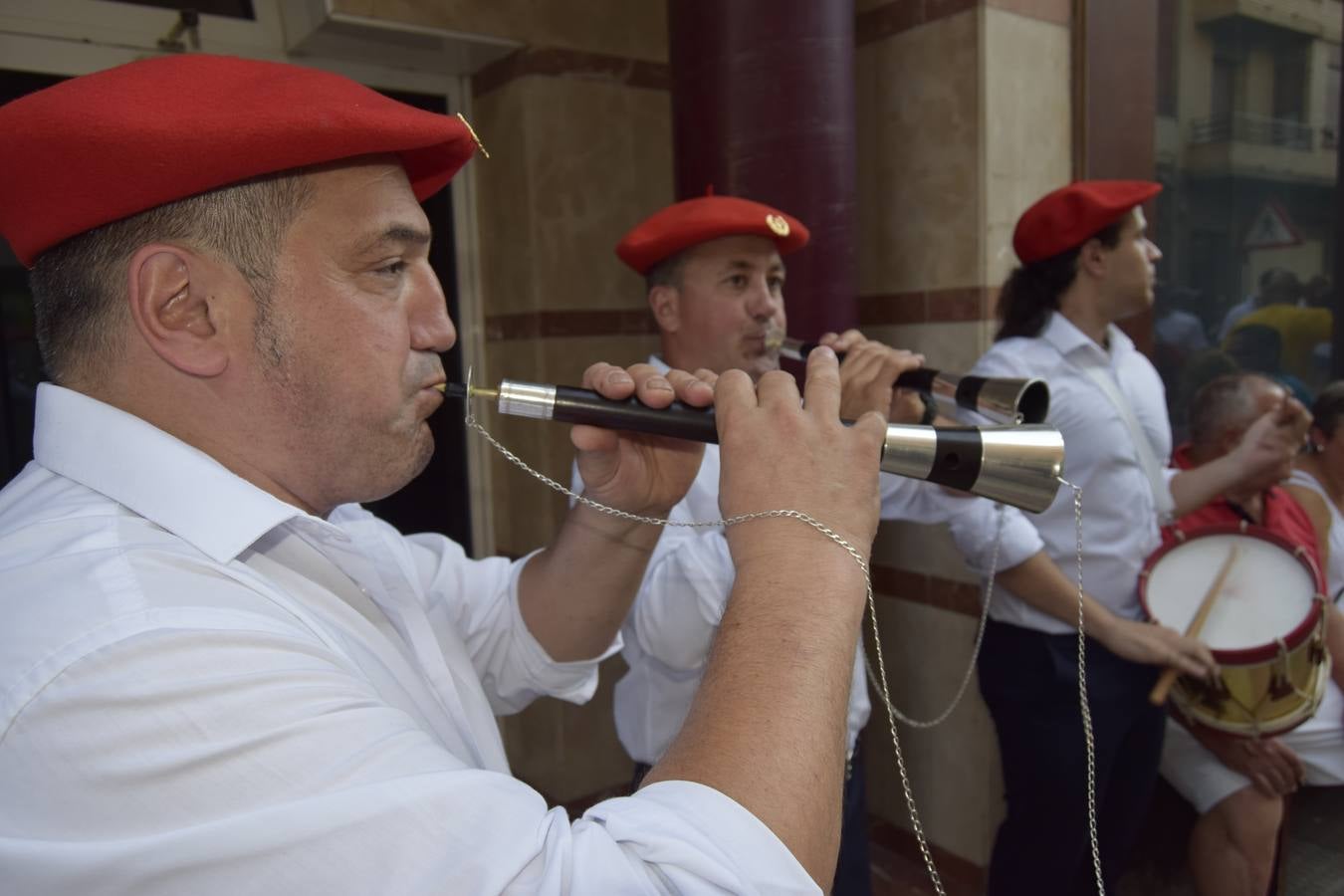 El comienzo de las fiestas de Santa Ana, en Cervera, tuvo ayer a los jóvenes como protagonistas.