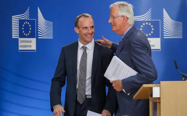 El ministro del Reino Unido para el 'Brexit', Dominic Raab (i); y el negociador jefe de la Unión Europea para el 'Brexit', Michel Barnier. 