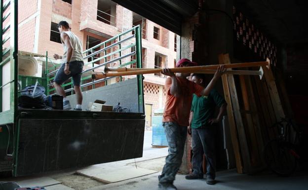 Trabajadores de la construcción en una obra en Murcia. 