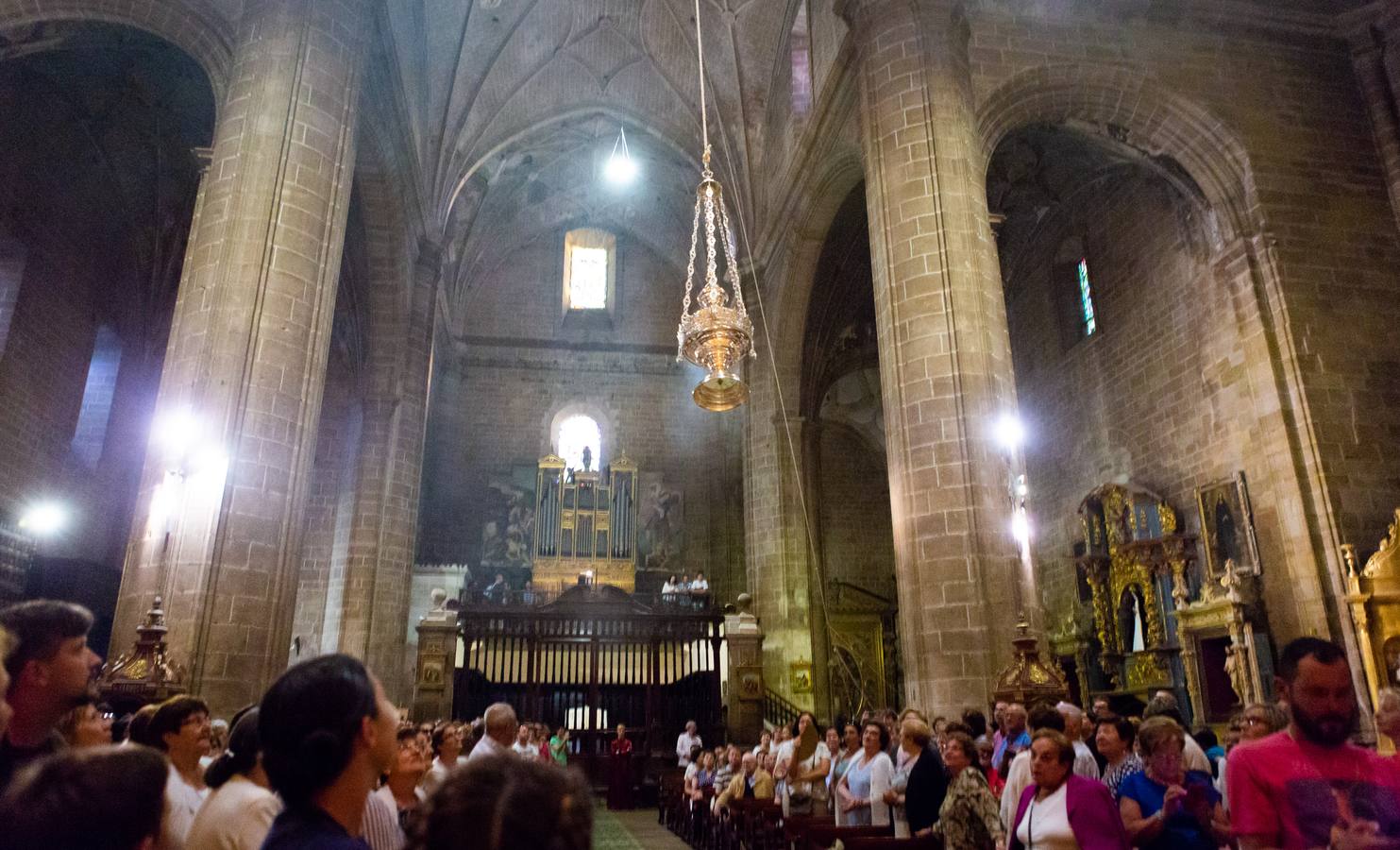 Cuelga desde una altura de veinte metros y «está pensado para homenajear a los peregrinos.