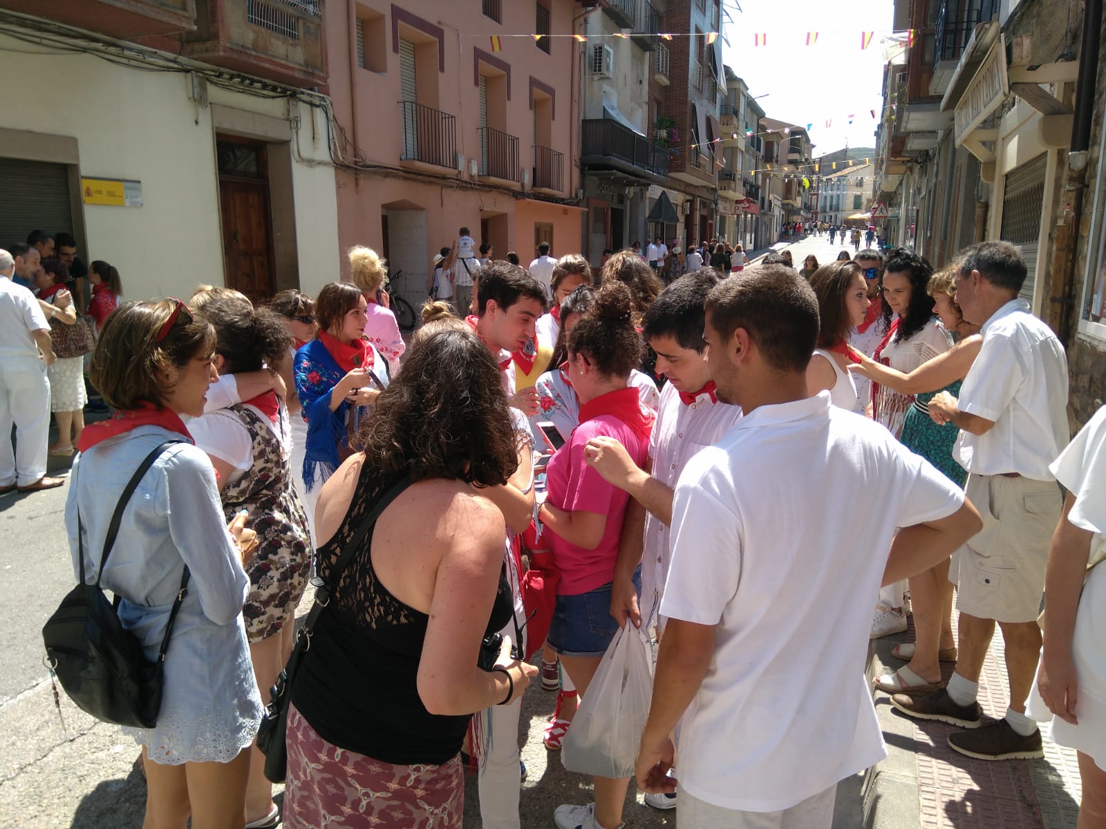 Danzadores, hombres y muejres, juntos después del baile