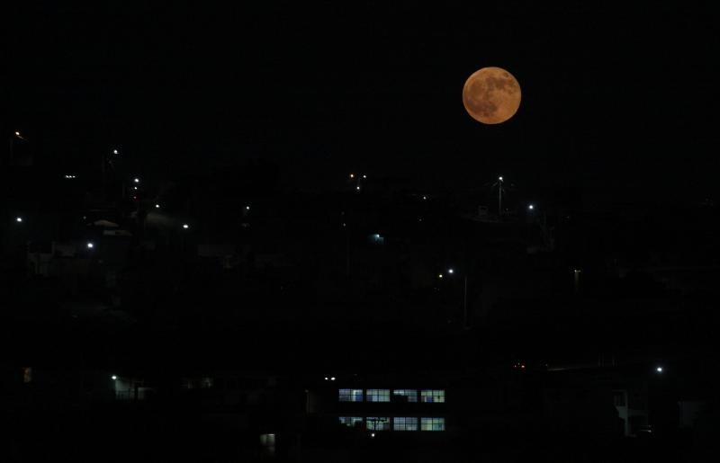 La luna vista desde Tijuana, México.