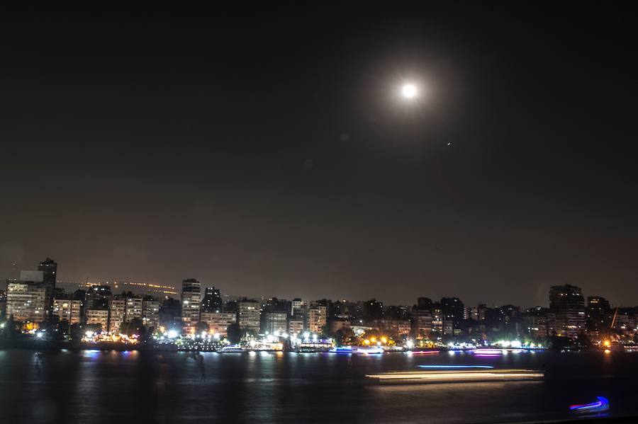 Los millones de habitantes de El Cairo han podido observar el espectáculo nocturno.