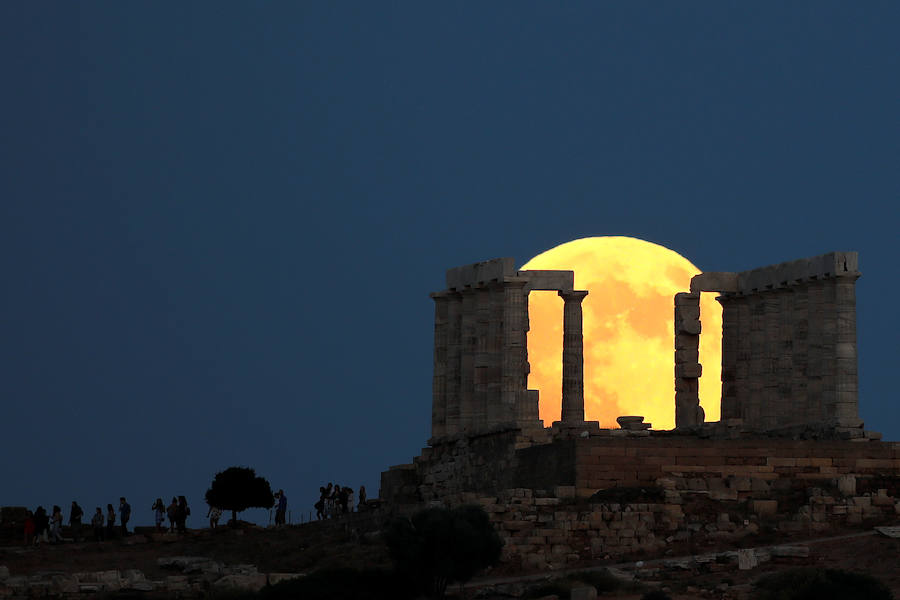 El eclipse lunar más largo del siglo XXI es observado cerca de un templo en Atenas.