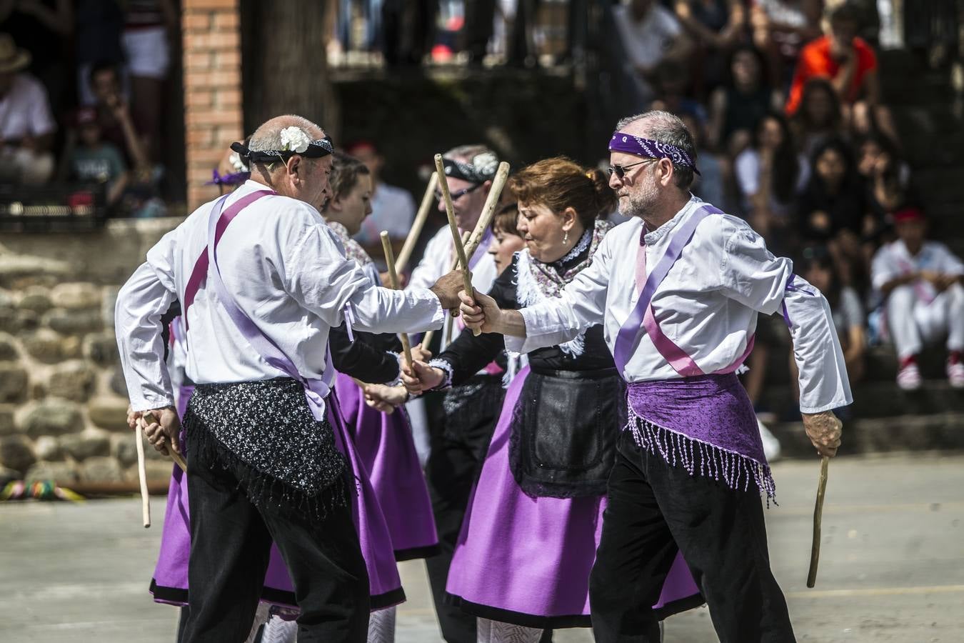 Un abarrotado y soleado Cabezón de Cameros acogió el tradicional día dedicado a esta comarca riojana