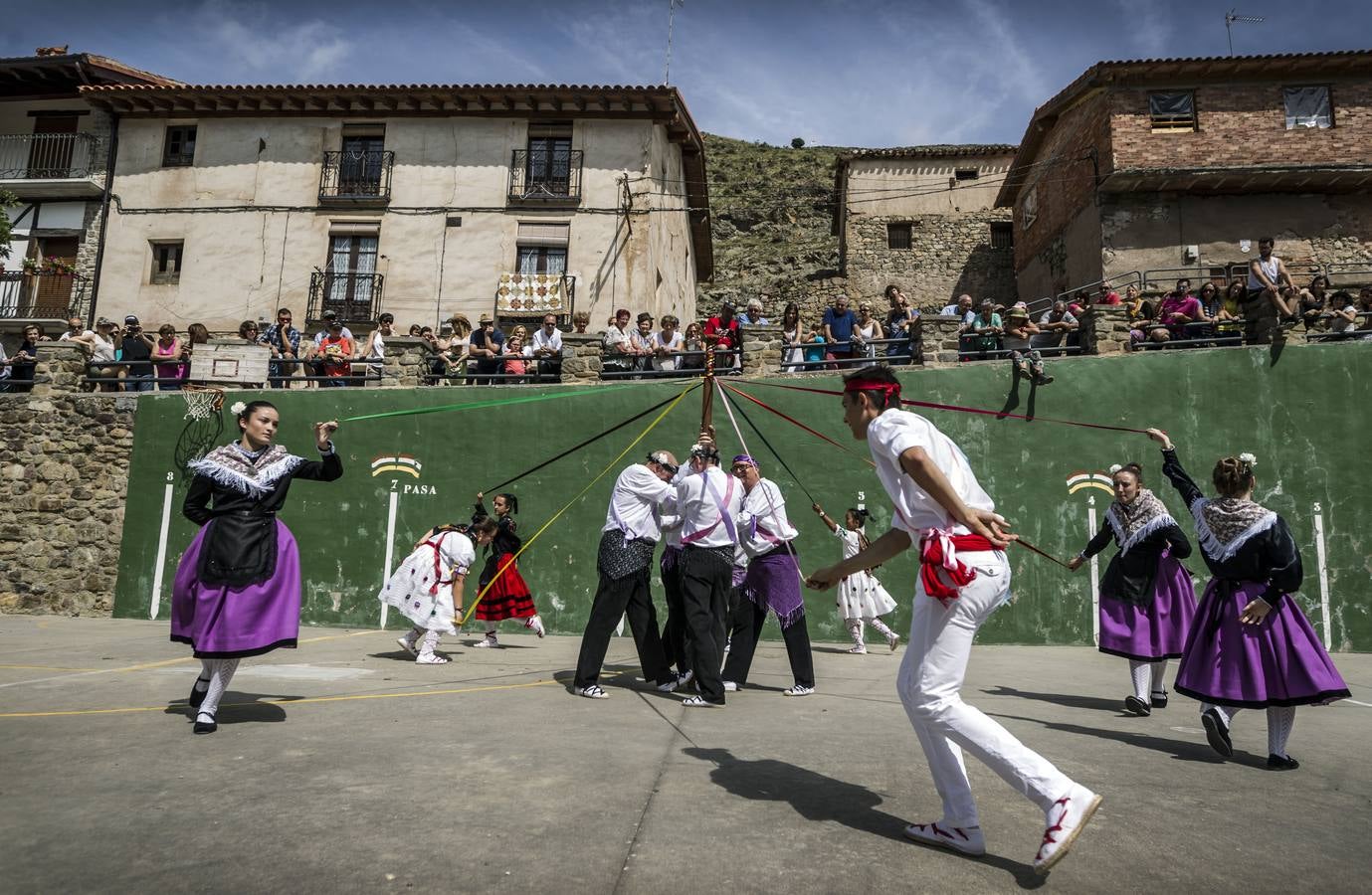 Un abarrotado y soleado Cabezón de Cameros acogió el tradicional día dedicado a esta comarca riojana