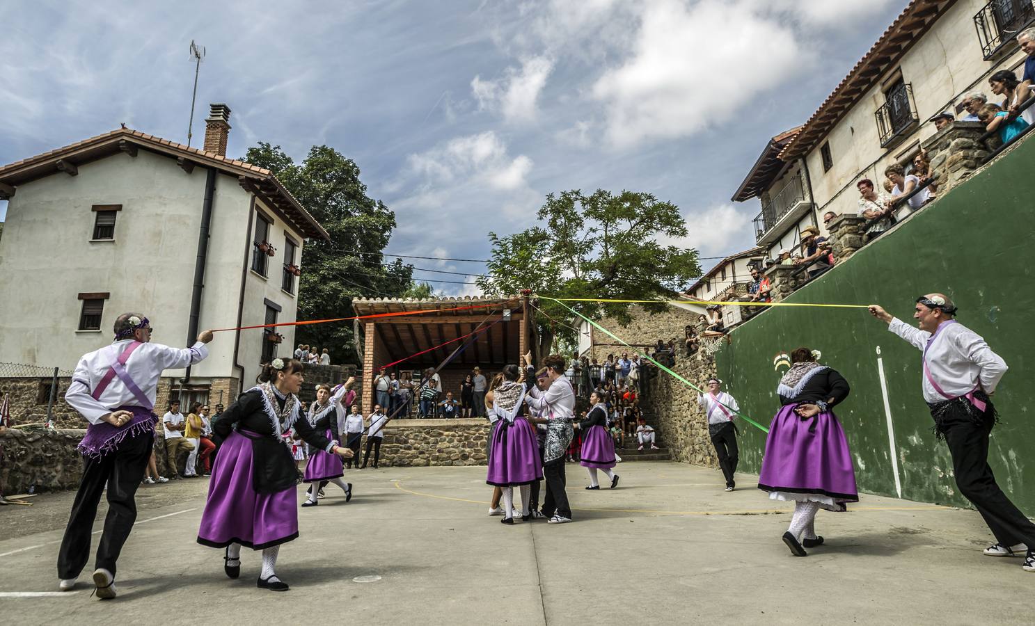 Un abarrotado y soleado Cabezón de Cameros acogió el tradicional día dedicado a esta comarca riojana