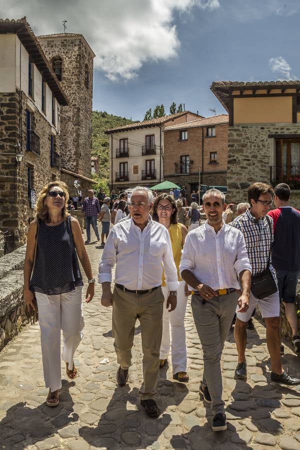 Un abarrotado y soleado Cabezón de Cameros acogió el tradicional día dedicado a esta comarca riojana