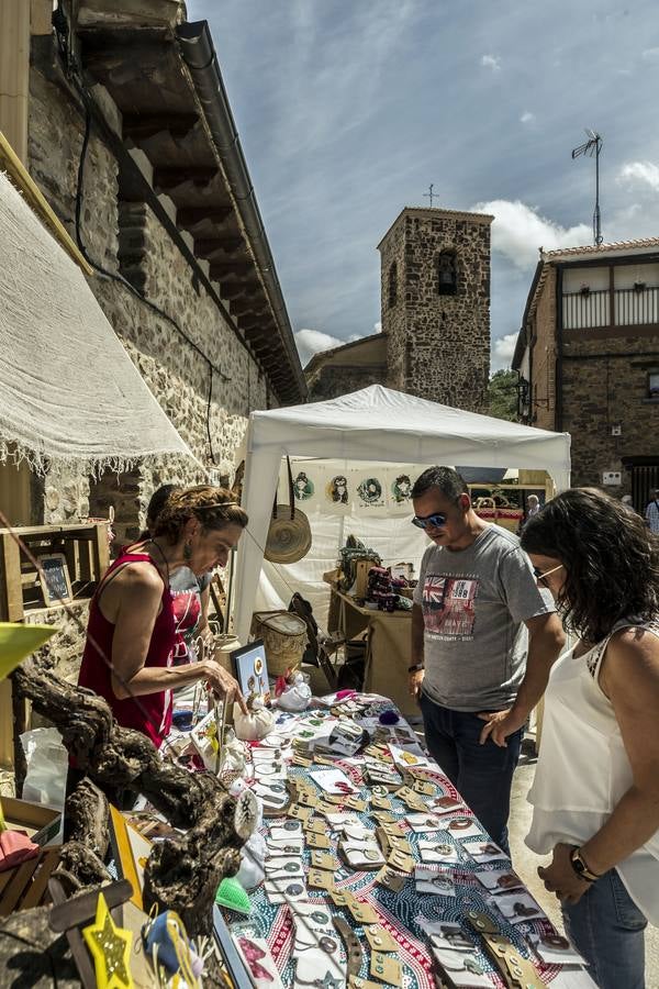 Un abarrotado y soleado Cabezón de Cameros acogió el tradicional día dedicado a esta comarca riojana