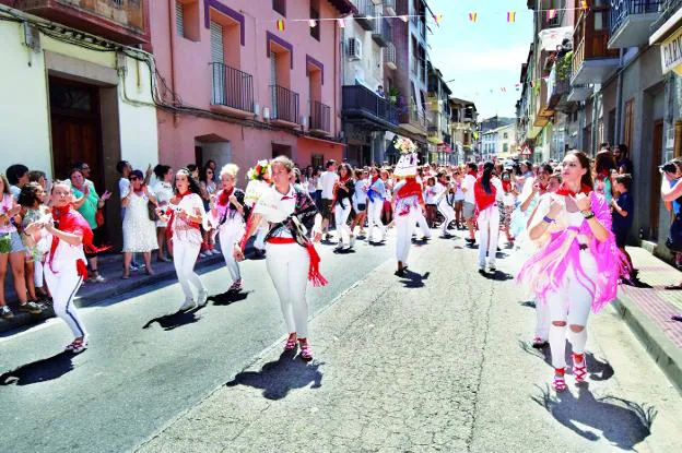 Las chicas bailaron 'La Gaita' en la Avenida de La Rioja, ayer, día de Santanilla. :: s.s.j.