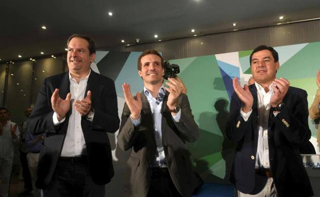 Casado (c) junto Juanma Moreno (d) y Adolfo Molina.