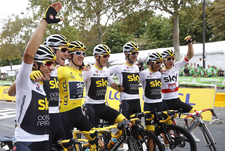 Geraint Thomas, junto a sus compañeros en el Sky. 