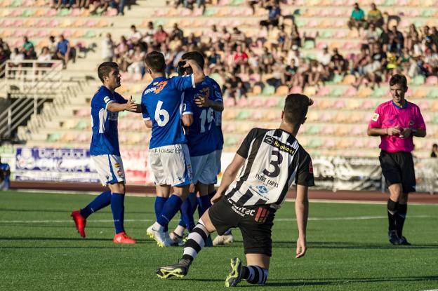 Carles Salvador, Diego Gordo y Marcos André felicitan a Rayco, tras su gol en Haro. :: donézar