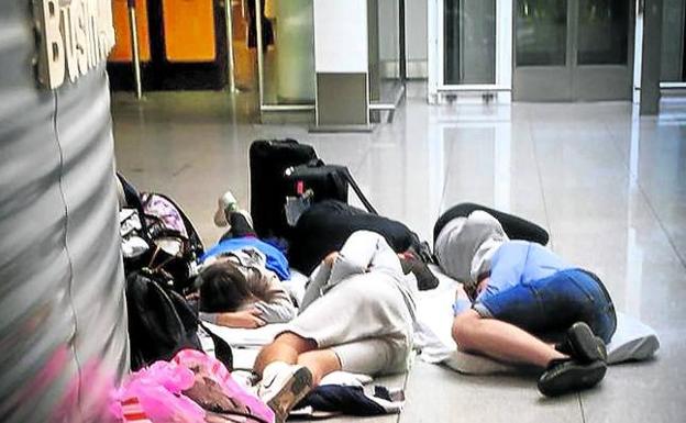 Los pasajeros atrapados desde el sábado en el aeropuerto de Múnich se han visto obligados a dormir hasta en el suelo.