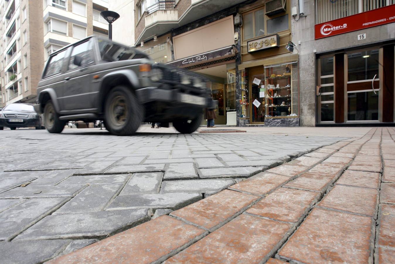 Un vehículo circula por una calle peatonal de Logroño