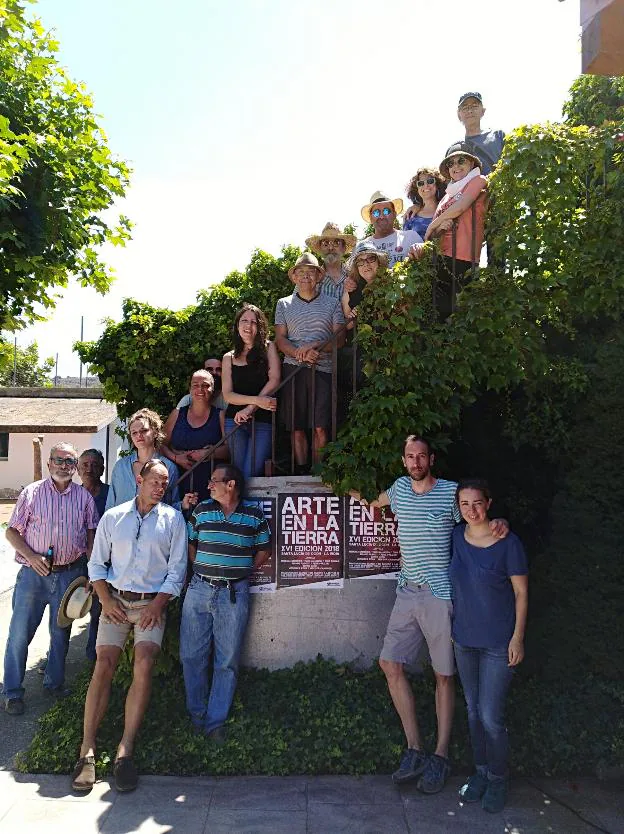 Artistas, organizadores y colaboradores de XVI Arte en la tierra, ayer en Santa Lucía de Ocón. :: j.s.
