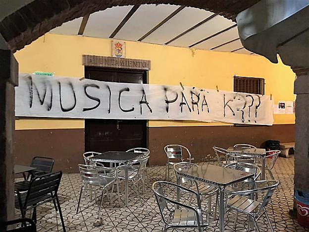 Pancarta colocada delante del Ayuntamiento. :: L. R.